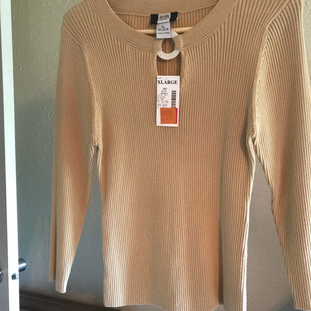 Long Sleeve sweater. Beige.